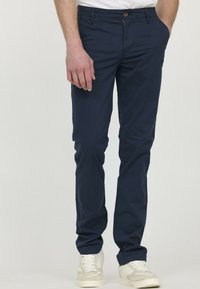 Chinos bleu marine en coton, à coupe slim, avec une fermeture à bouton, deux poches avant et une texture lisse.
