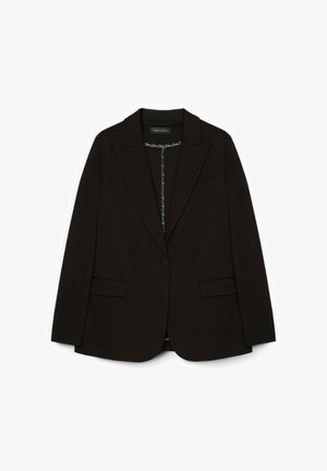 Blazer nero su misura con una silhouette strutturata, chiusura a un bottone, rever a punta e due tasche frontali. Tessuto liscio.