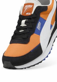 Puma sneakers med en overdel i orange og blå mesh, sort ruskind detaljer, hvide læderdetaljer og en struktureret gummisål.