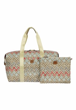 Beige en bruine reistassen met patroon en crèmekleurige handvatten, vergezeld van een bijpassend ritsvak met rood geometrisch ontwerp.