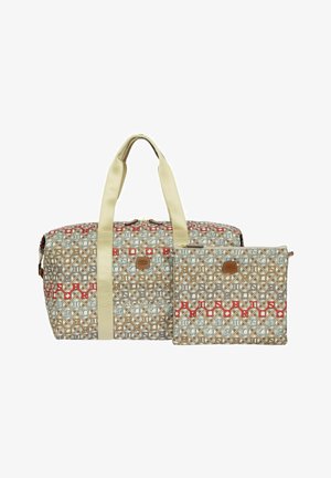 Sac de voyage beige et marron à motifs avec poignées crème, accompagné d'une pochette zippée assortie avec un motif géométrique rouge.