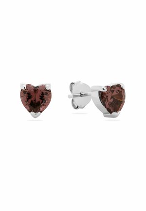 Silberne Ohrstecker mit herzförmigen dunkelroten Edelsteinen in Vierkrappenfassungen, von vorne und seitlich gezeigt.
