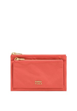 Bolsa de color coral con cremallera, dos compartimentos y cremalleras en tono dorado, con el logotipo "BIMBA Y LOLA" en letras doradas en el bolsillo delantero.