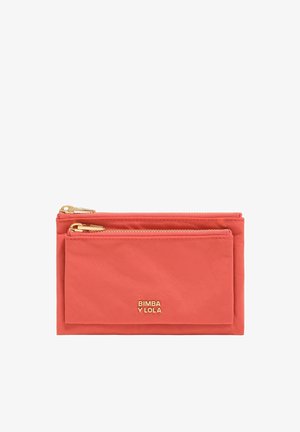 Koraalkleurig etui met twee compartimenten en ritssluitingen in goudkleur, met "BIMBA Y LOLA" logo in gouden letters op het voorvak.