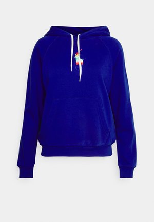 Granatowa bluza z kapturem, białe sznurki, przednia kieszeń kangurka oraz małe wielokolorowe logo polo z graczem na piersi.