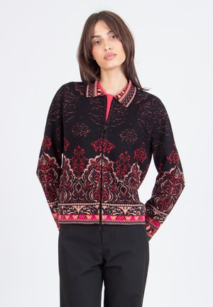 Cardigan nero con intricate fantasie paisley rosse e rosa, con chiusura a zip e colletto a contrasto. Tessuto lavorato a maglia.