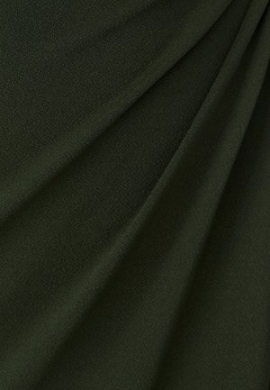 Tessuto verde scuro con una superficie liscia e opaca, caratterizzato da pieghe delicate e una finitura uniforme. Ideale per indumenti o tessuti per la casa.