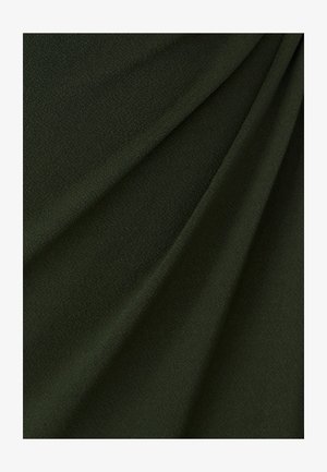 Tamsiai žalias audinys su glotnia, matinės tekstūros, turintis švelnius raukšles ir lygų paviršių. Puikiai tinka drabužiams ar namų tekstilėms.