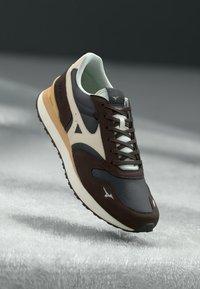 Brune og marineblå treningssko med teksturert skinnopplegg, lyse mintfargede detaljer og polstret såle. Har svarte snøringer og logodetaljer.