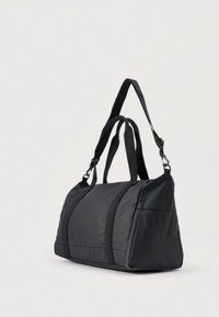 Czarna prostokątna torba sportowa z dwoma krótkimi uchwytami i jednym długim, regulowanym paskiem na ramię na jednolitym tle.