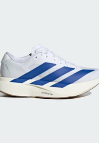 Baskets de course blanches avec trois grandes rayures bleues, semelle épaisse et rembourrée étiquetée "Lightstrike Pro," et texte "Adizero Evo SL" près du talon.