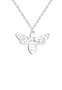 Silver bi-pendantsmycke med en intrikat utskärning, med detaljerade vingar, en slät kropp och en kedjelänkspärr.