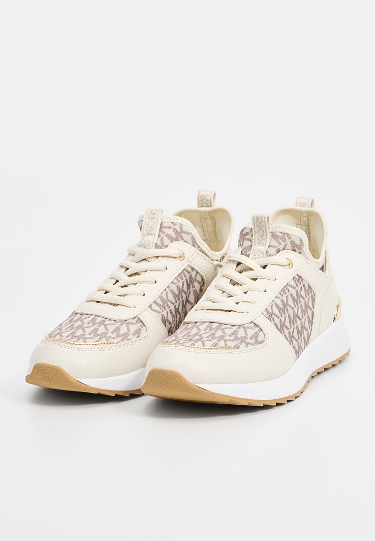 Beige Sneaker aus gemustertem Stoff und Lederakzenten, mit Schnürverschluss, gepolstertem Kragen und einer Sohle aus weißem und beige Gummi.