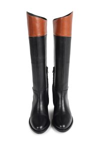 Botas altas de cuero negro con un puño de cuero marrón en la parte superior, punteras redondeadas y cremalleras laterales, de pie sobre un fondo blanco.