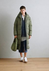 Marc O'Polo PUFFER COAT WITH HOOD SIDE SLITS WITH ZIPPER WELT POCKETS BACKPACK BELTS - Sulemantel - olive crop