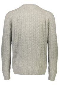 Szary sweter w splot warkoczowy z okrągłym dekoltem, ściągaczami przy rękawach i hemie. Materiał ma miękką teksturę z grubym wzorem w całym projekcie.