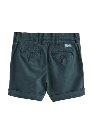 Dunkelgrüne Shorts aus einem glatten Stoff, mit umgeschlagenem Saum, zwei Gesäßtaschen und einem Etikett am Bund.
