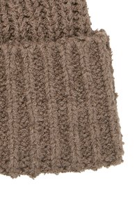 Cappello a cuffia marrone lavorato a maglia con texture a costine, realizzato in un materiale morbido e peloso. Il design presenta motivi alternati rialzati e piatti.