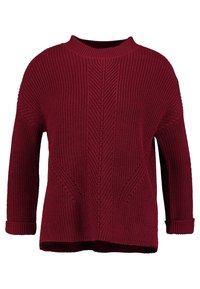 Bordowy sweter dzianinowy o luźnym kroju, z prążkowanymi mankietami i fakturowanym wzorem z pionowymi oraz ukośnymi liniami.