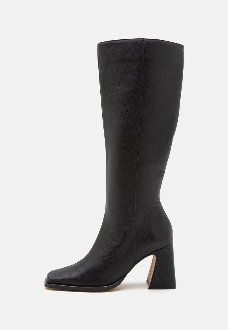 Botte noire en cuir mi-mollet avec bout carré et talon bloc épais sur fond blanc, vue de côté.