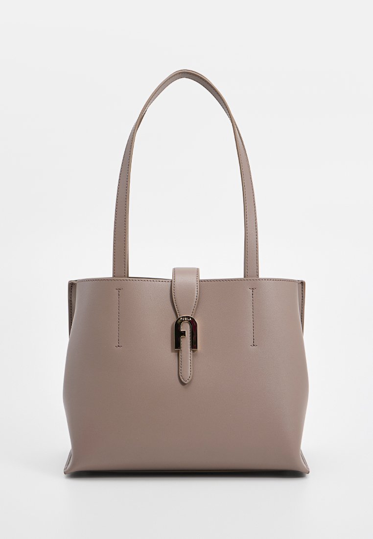 Taupe Leder Tote Bag mit zwei langen Tragegriffen und einem vorderen Riemen, der mit einem kleinen goldenen und schwarzen Metallverschluss ausgestattet ist.