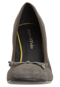 Scarpa con tacco alto in suede grigio, con punta tonda, caratterizzata da un piccolo dettaglio a fiocco sul davanti e una accentuazione gialla a contrasto all'interno.