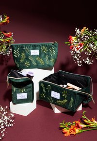 The Flat Lay Co. MARSHMALLOW FLAT LAY MAKEUP BOX BAG - Trousse - green leaves
