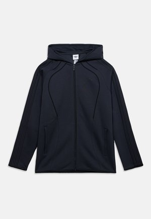 Sweat à capuche noir avec fermeture éclair intégrale à l'avant, deux poches latérales, manches longues avec trois bandes et une capuche avec une étiquette du logo Adidas à l'intérieur.