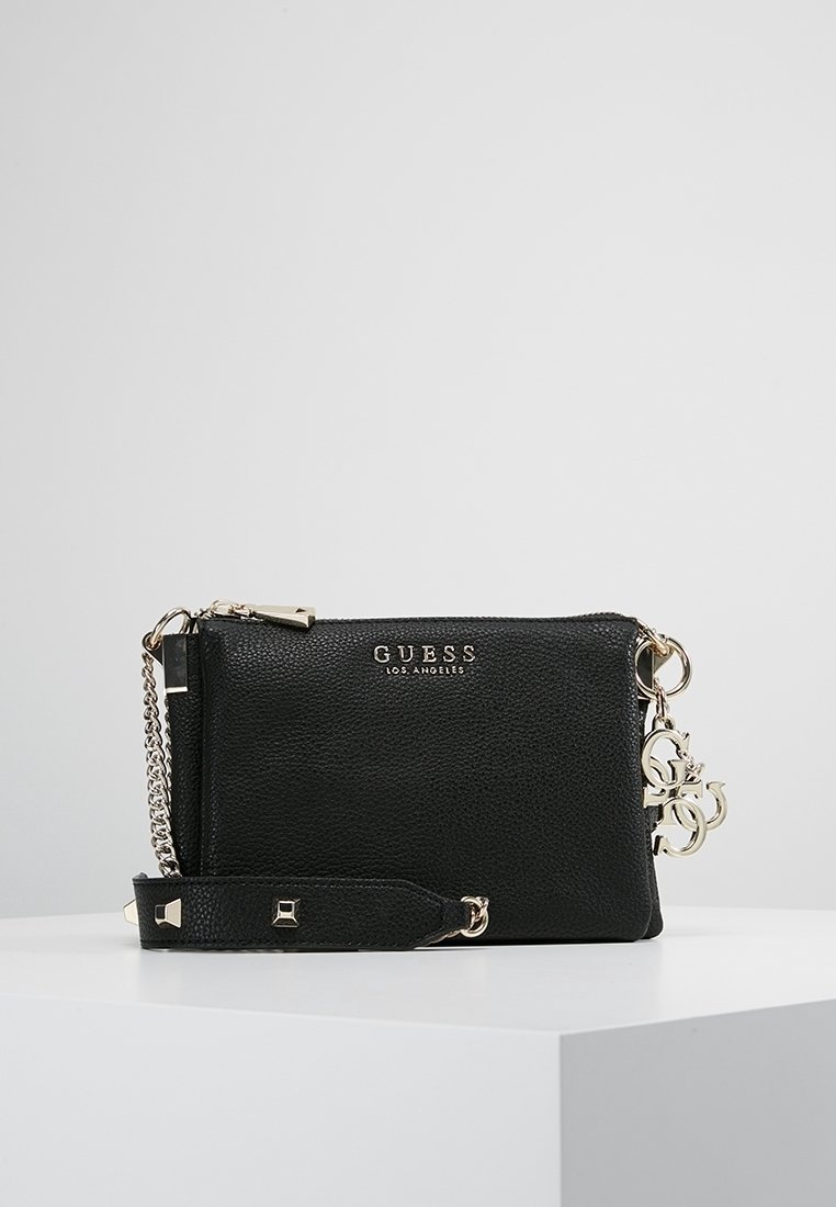 Czarna skórzana torebka typu crossbody z teksturowaną powierzchnią, srebrnymi okuciami, łańcuszkowym paskiem i detalami z logo. Posiada zamek błyskawiczny oraz odpinany pasek.