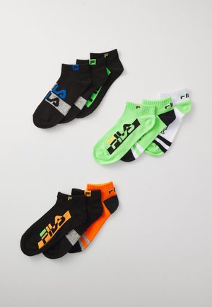 Sechser-Set mit niedrigen Socken in Schwarz, Grün, Orange und Weiß, mit Logo-Akzenten und gestreiften Mustern. Verschiedene Farbkombinationen sichtbar.