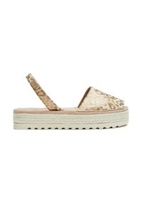 Sandalias de plataforma con estampado de leopardo, parte superior beige, correa tipo slingback, detalles de yute en la suela y una textura rugosa para mayor agarre.