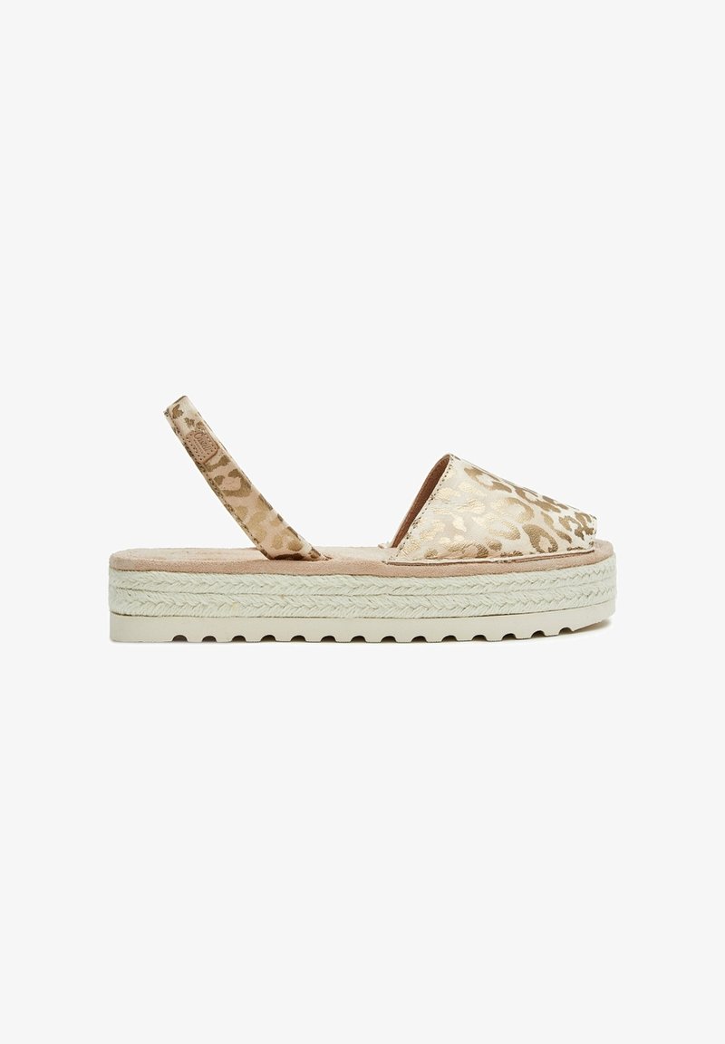 Sandalias de plataforma con estampado de leopardo, parte superior beige, correa tipo slingback, detalles de yute en la suela y una textura rugosa para mayor agarre.