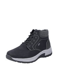 Bottines noires à la cheville en matériau synthétique texturé avec un col en tissu gris, des surpiqûres blanches et une semelle en caoutchouc pour une meilleure adhérence.