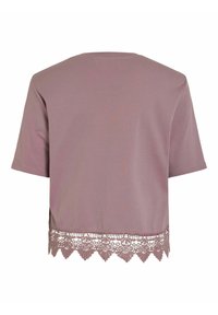 Blusa de manga corta en color malva con un dobladillo de encaje con volantes. Tejido suave con una textura lisa y un corte holgado, que presenta un escote redondo.