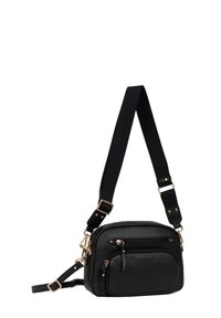 Borsa a tracolla nera in pelle testurizzata con hardware dorato. Presenta un compartimento principale e una tasca esterna con zip. Tracolla regolabile.