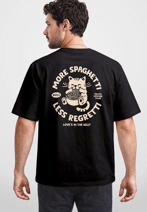 Man wearing black t-shirt with beige cat eating spaghetti illustration and text "More Spaghetti Less Regretti" on the back.