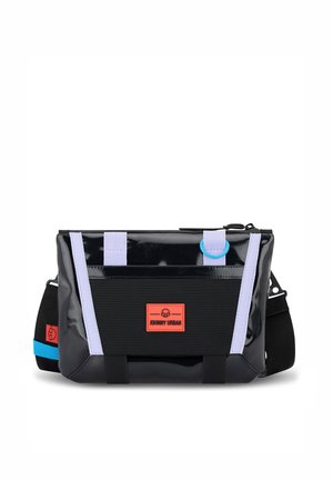 Černá a lesklá taška s modrými a fialovými akcenty. Obsahuje síťovanou kapsu, nastavitelný popruh a červenou nášivku loga na přední straně.