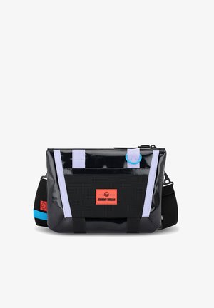 Zwarte en glanzende tas met blauwe en paarse accenten. Beschikt over een gaasvak, verstelbare schouderband en een rood logo-patch aan de voorkant.