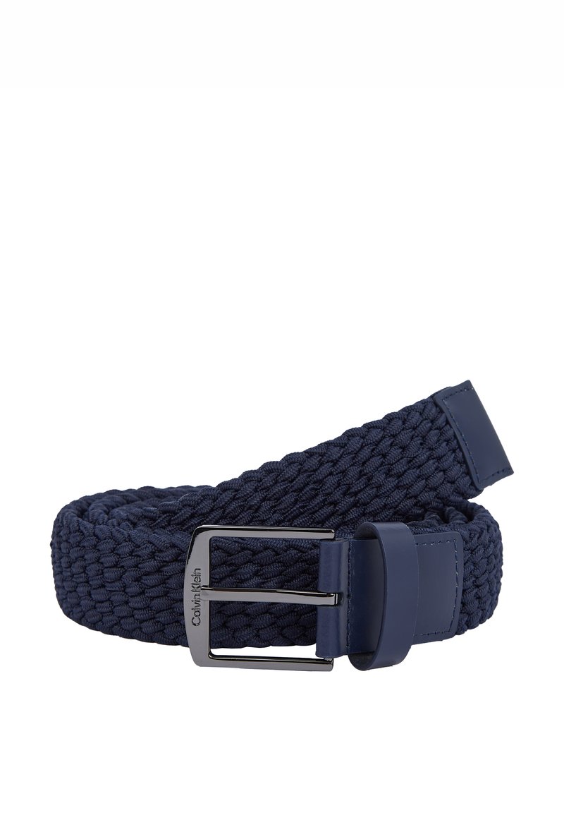 Cintura in tessuto intrecciato di colore blu navy con fibbia metallica. Presenta un design elegante e un accento in pelle vicino alla fibbia per una maggiore durata.