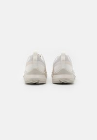 Nike Performance REACT PEGASUS TRAIL 4 - Laufschuh Trail - phantom/light orewood brown/summit white