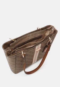 Sac fourre-tout marron de créateur avec doubles poignées, compartiment central zippé, poche intérieure zippée, et rayures verticales roses et beiges sur le devant.