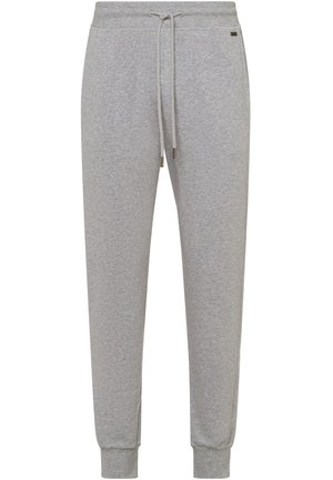 Pantalones jogger de algodón gris con cintura elástica y cordón, puños ceñidos y un detalle de marca sutil cerca de la cadera. Textura suave.