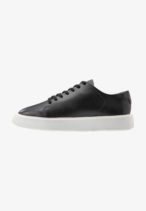 Schwarze Leder-Sneaker mit glatter Oberfläche, weißer Gummisohle, runder Zehenpartie und schwarzen Schnürsenkeln. Minimalistisches Design, keine Muster oder Verzierungen.