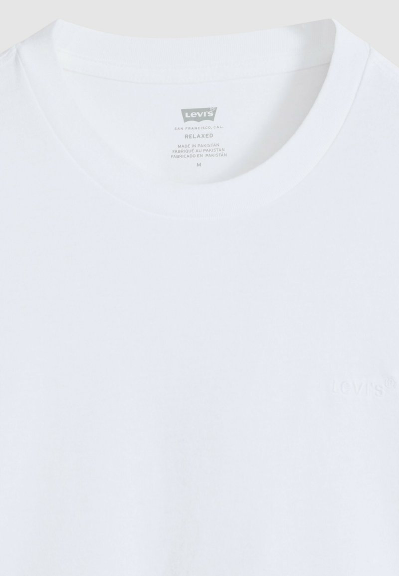 T-shirt bianca Levi's con vestibilità rilassata e scollo tondo, prodotta in Pakistan, taglia media, con etichetta del marchio all'interno del colletto.