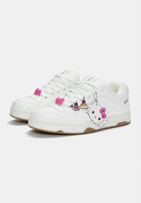 Vita sneakers med en slät läderfinish, med rosa detaljer, en Hello Kitty-charms och en sula i gummirubber. Utsmyckade med lekfulla motiv.