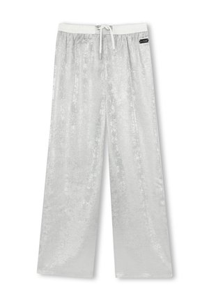 Pantalons large en argent fabriqués dans un tissu brillant, avec une taille élastique dotée d'un cordon de serrage, et une petite étiquette de marque sur le côté.