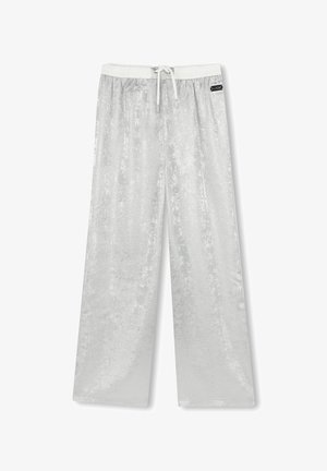 Zilveren wijde broek gemaakt van glanzende stof, met een elastische tailleband met een trekkoord en een klein merkembleem aan de zijkant.