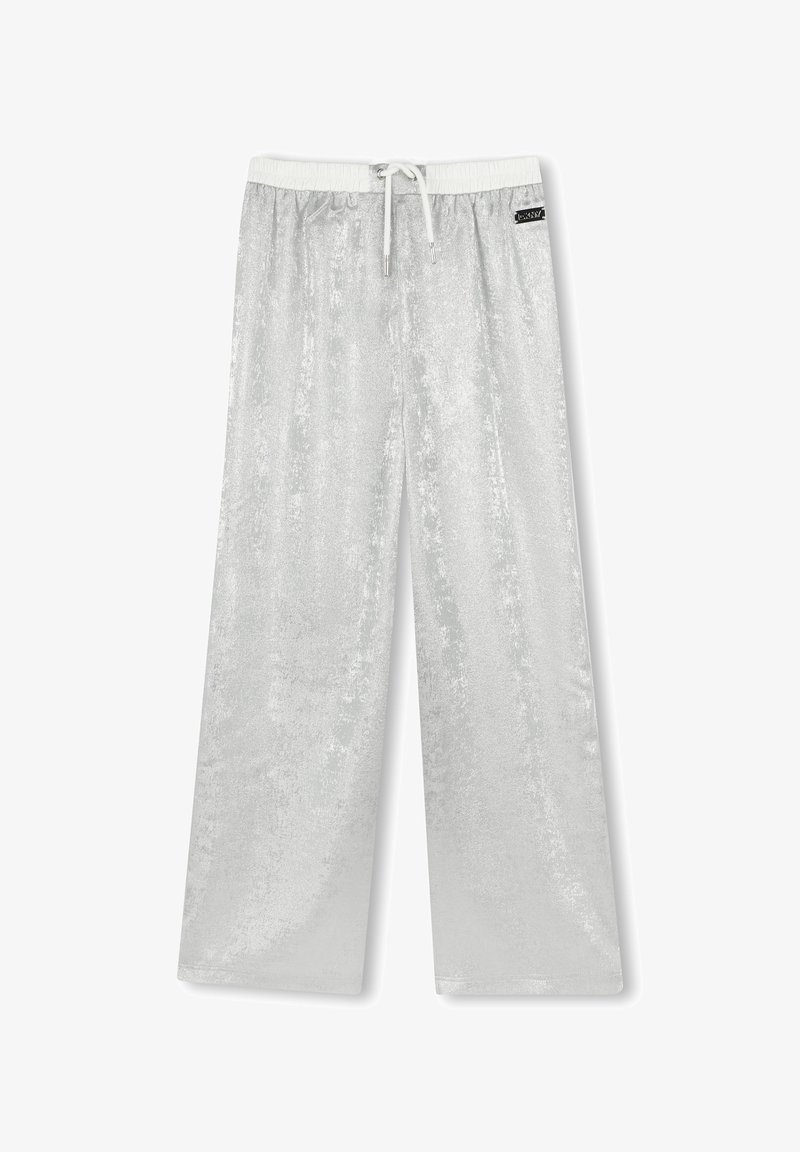 Zilveren wijde broek gemaakt van glanzende stof, met een elastische tailleband met een trekkoord en een klein merkembleem aan de zijkant.