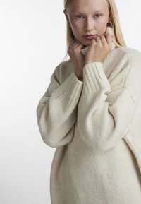 Pieces PCNANCY LS LOOSE ROLL NECK NOOS BC
 - Džemperis - birch