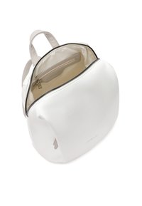 Zaino in pelle bianca con forma arrotondata, apertura con cerniera e una texture liscia. L'interno presenta una tasca a soffietto e una foderatura chiara.